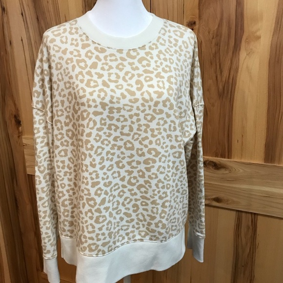 Time and Tru Leopard Print Long Sleeve Tee Side Slits Women’s Medium - Picture 3 of 5